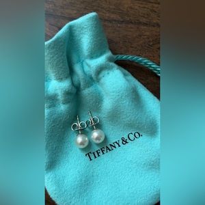 Earrings of Akoya cultured pearls in 18k white gold. Pearls, 6-6.5 mm